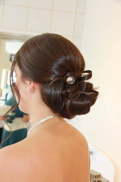 chignon de mariage avec épingle ornée
