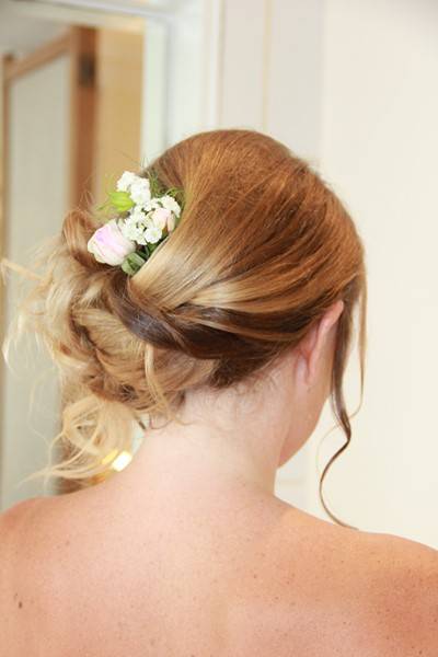 chignon de mariée avec roses et oeillets
