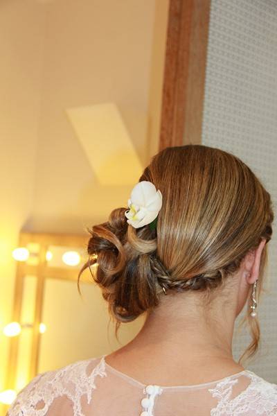 chignon de mariée avec orchidée