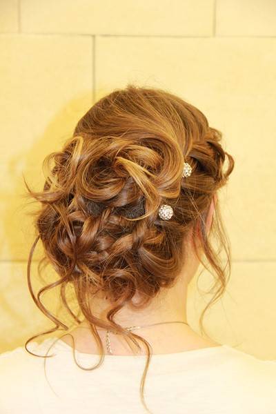 chignon mariée avec épingles ornées de strass