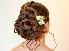 chignon avec fleurs blanches