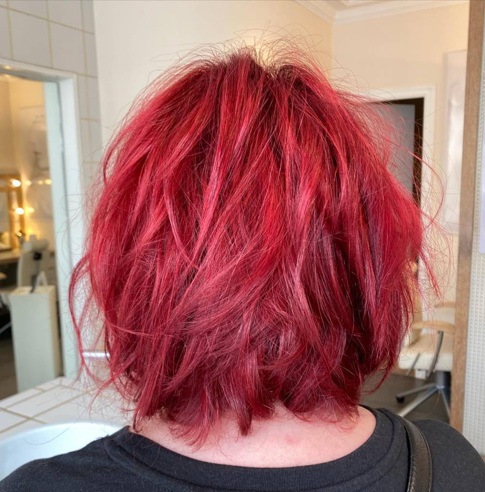coupe courte et coloration rouge